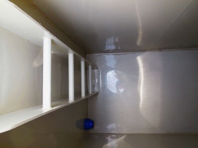 vnitřní prostor šachty s žebříkem