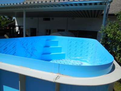 bazén s rohovými schody