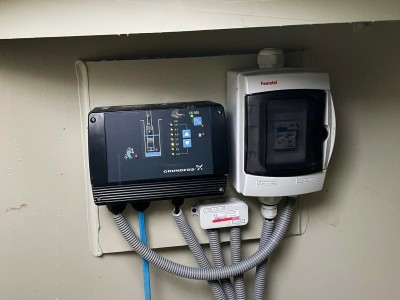 rozvaděč v šachtě na vrt