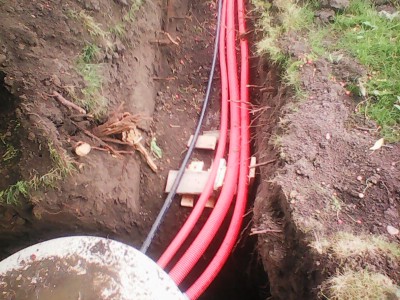 připojení chrániček a potrubí do revizní a technologické šachty